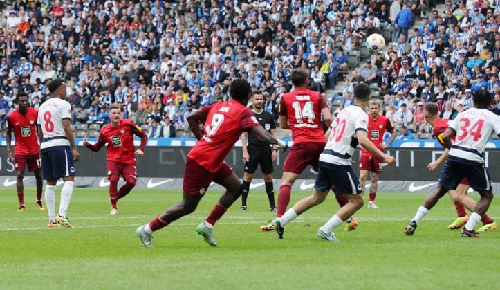 3.v.l. Marlon Ritter erzielt das Tor zum 1:1 Ausgleich Fußball Fussball DFL 2.Bundesliga Herren 33.Spieltag Saison 2023 2024 11.05.2024 Hertha BSC Berlin vs. 1.FC Kaiserslautern FCK DFL regulations prohibit any use of photographs as image sequences and or quasi-video