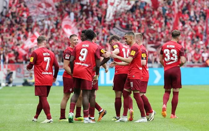 li. Marlon Ritter jubelt nach 1:1 mit Teamkollegen Freude Emotion Jubel Fußball Fussball DFL 2.Bundesliga Herren 33.Spieltag Saison 2023 2024 11.05.2024 Hertha BSC Berlin vs. 1.FC Kaiserslautern FCK DFL regulations prohibit any use of photographs as image sequences and or quasi-video