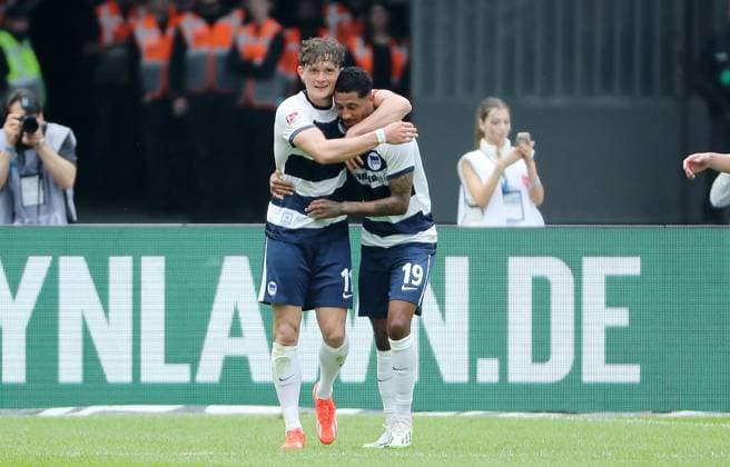 Jeremy Dudziak jubelt nach 2:1 mit Fabian Reese Freude Emotion Jubel Fußball Fussball DFL 2.Bundesliga Herren 33.Spieltag Saison 2023 2024 11.05.2024 Hertha BSC Berlin vs. 1.FC Kaiserslautern FCK DFL regulations prohibit any use of photographs as image sequences and or quasi-video *** Jeremy Dudziak cheers after 2 1 with Fabian Reese joy emotion jubilation sport soccer soccer DFL 2 Bundesliga men 33 matchday season 2023 2024 11 05 2024 Hertha BSC Berlin vs 1 FC Kaiserslautern FCK DFL regulations prohibit any use of photographs as image sequences and or quasi video