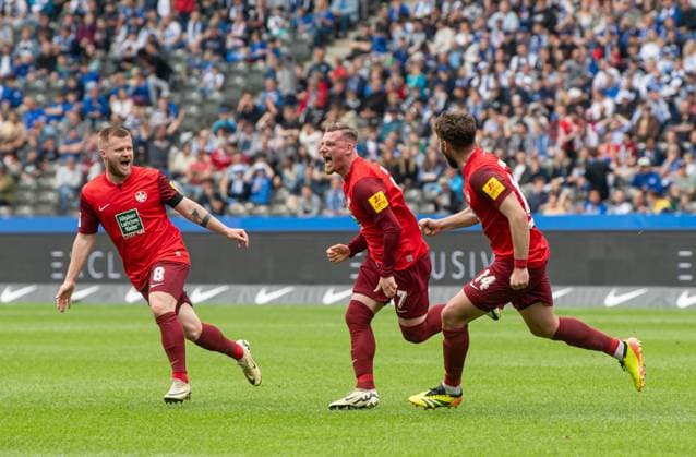 Fussball, Herren, Saison 2023 2024, 2. Bundesliga (33. Spieltag), Hertha BSC - 1. FC Kaiserslautern, v.l. Jean Zimmer (Kaiserslautern), Marlon Ritter (Kaiserslautern), Nikola Soldo (Kaiserslautern), Jubel nach Tor zum 1:1, 11.05. 2024,