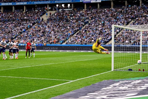 Ausgleich zum 1:1 durch Freistoss von Marlon Ritter (1. FC Kaiserslautern, 07), Tjark Ernst (Hertha BSC, 12) im Tor, GER, Hertha BSC vs. 1. FC Kaiserslautern, Fussball Herren, 2. Bundesliga, Saison 2023 2024, 33. Spieltag, 11.05.2024. (DFL REGULATIONS PROHIBIT ANY USE OF PHOTOGRAPHS AS IMAGE SEQUENCES AND OR QUASI - VIDEO). GER, Hertha BSC vs. 1. FC Kaiserslautern, Fussball Herren, 2. Bundesliga, Saison 2023 2024, 33. Spieltag, 11.05.2024. Berlin