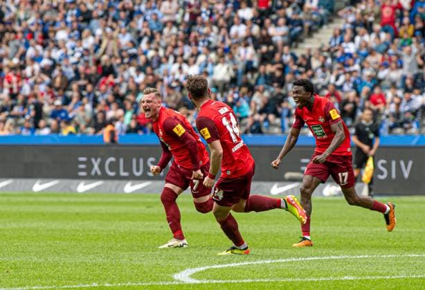 Fussball, Herren, Saison 2023 2024, 2. Bundesliga (33. Spieltag), Hertha BSC - 1. FC Kaiserslautern, v.l. Marlon Ritter (Kaiserslautern), Nikola Soldo (Kaiserslautern), Aaron Opoku (Kaiserslautern), Jubel nach Tor zum 1:1, 11.05. 2024,