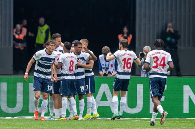 Fussball, Herren, Saison 2023 2024, 2. Bundesliga (33. Spieltag), Hertha BSC - 1. FC Kaiserslautern, v.l. Fabian Reese (Hertha BSC), Haris Tabakovic (Hertha BSC), Bilal Hussein (Hertha BSC), Jeremy Dudziak (Hertha BSC), Palko Dardai (Hertha BSC), Jonjoe Kenny (Hertha BSC), Deyovaisio Zeefuik (Hertha BSC), Jubel nach Tor zum 1:0, 11.05. 2024,