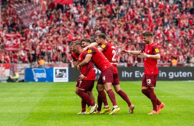 Fussball, Herren, Saison 2023 2024, 2. Bundesliga (33. Spieltag), Hertha BSC - 1. FC Kaiserslautern, v.l. Marlon Ritter (Kaiserslautern), Nikola Soldo (Kaiserslautern), Boris Tomiak (Kaiserslautern), Jan Elvedi (Kaiserslautern), Jubel nach Tor zum 1:1, 11.05. 2024,
