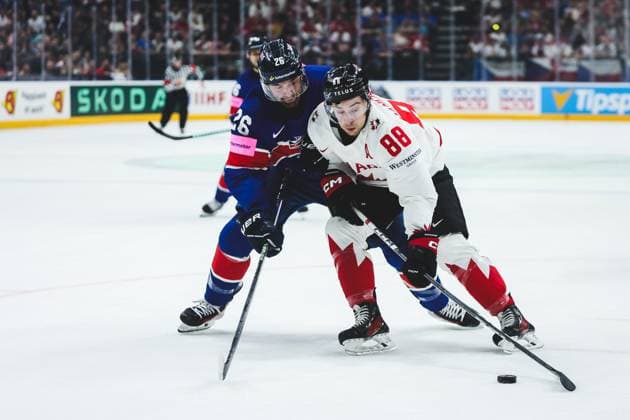 Ice hockey, Eishockey - IIHF WC 2024 PRAGUE,CZECH REPUBLIC,11.MAY.24 - ICE HOCKEY - IIHF Ice Hockey World Championship, WM, Weltmeisterschaft 2024, group stage, Great Britain vs Canada. Image shows Evan Mosey (GBR) and Andrew Mangiapane (CAN).  GEPAxpictures xDanielxGoetzhaber