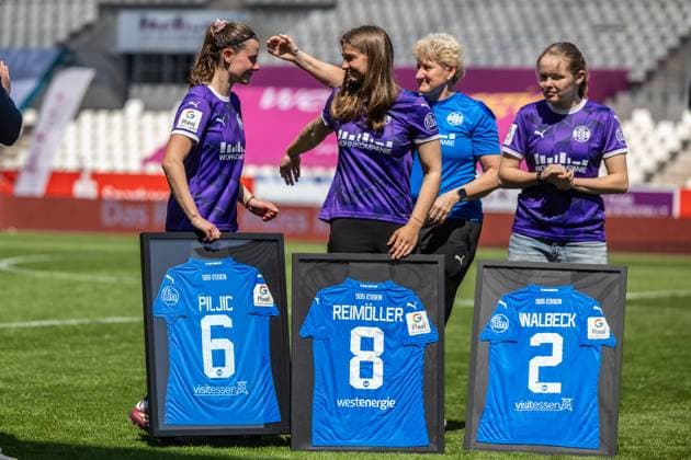 SGS Essen vs. 1. FC Köln; Essen, 11.05.2024 Katharina Piljic (SGS Essen, 6), Lily Reimöller (SGS Essen, 8) und Sandra Walbeck (SGS Essen, 2) werden verabschiedet Google Pixel Frauen-Bundesliga 21. Spieltag: SGS Essen vs. 1. FC Köln, Stadion an der Hafenstraße am 11.05.2024. DFB DFL REGULATIONS PROHIBIT ANY USE OF PHOTOGRAPHS AS IMAGE SEQUENCES AND OR QUASI-VIDEO. Copyright: xBEAUTUFULxSports Richterx