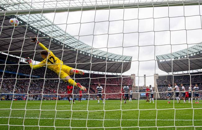 Fussball, Herren, Saison 2023 2024, 2. Bundesliga (33. Spieltag), Hertha BSC - 1. FC Kaiserslautern, Marlon Ritter (Kaiserslautern) erzielt per Freistoß das Tor zum 1:1 gegen Torhüter Tjark Ernst (Hertha BSC), 11.05. 2024,