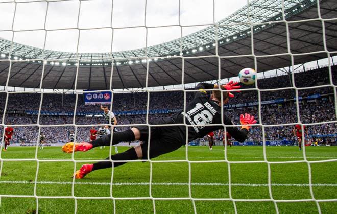 Fussball, Herren, Saison 2023 2024, 2. Bundesliga (33. Spieltag), Hertha BSC - 1. FC Kaiserslautern, Haris Tabakovic (Hertha BSC) erzielt per Foulelfmeter das Tor zum 1:0 gegen Torhüter Julian Krahl (Kaiserslautern), 11.05. 2024,