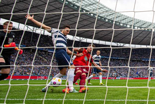 Sport Bilder des Tages Fussball, Herren, Saison 2023 2024, 2. Bundesliga (33. Spieltag), Hertha BSC - 1. FC Kaiserslautern, Jan Elvedi (Kaiserslautern) foult Haris Tabakovic (Hertha BSC), es gibt Elfmeter für Hertha, der zum 1:0 führt, 11.05. 2024,