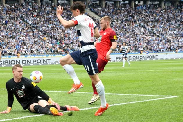 DEU, DFL, 2. FBL, Hertha BSC vs. 1.FC Kaiserslautern, 11.05.2024, Berliner Olympiastadion, Berlin, DEU, DFL, 2. FBL, Hertha BSC vs. 1.FC Kaiserslautern, im Bild Fabian Reese (Hertha BSC Berlin 11), Julian Krahl (1.FC Kaiserslautern 18), Jean Zimmer (1.FC Kaiserslautern 8) DFL - regulations prohibit any use of Photographs as image sequences and or quasi-video Foto: Juergen Engler nordphoto GmbH