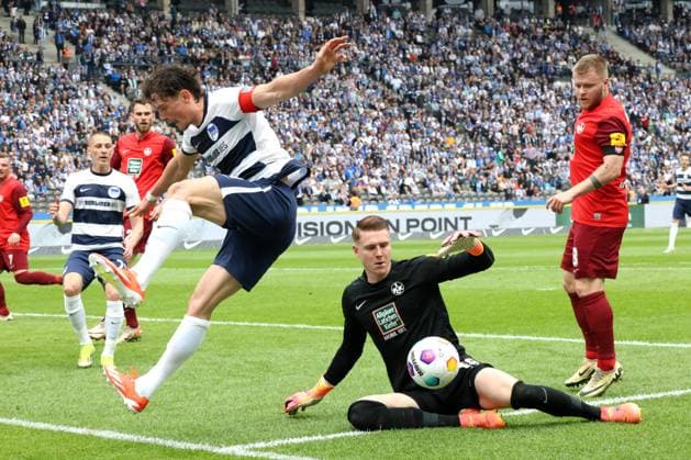DEU, DFL, 2. FBL, Hertha BSC vs. 1.FC Kaiserslautern, 11.05.2024, Berliner Olympiastadion, Berlin, DEU, DFL, 2. FBL, Hertha BSC vs. 1.FC Kaiserslautern, im Bild Fabian Reese (Hertha BSC Berlin 11), Julian Krahl (1.FC Kaiserslautern 18), Jean Zimmer (1.FC Kaiserslautern 8) DFL - regulations prohibit any use of Photographs as image sequences and or quasi-video Foto: Juergen Engler nordphoto GmbH