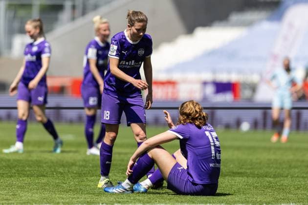 SGS Essen vs. 1. FC Köln; Essen, 11.05.2024 Lena Ostermeier (SGS Essen, 18) klatscht Laura Pucks (SGS Essen, 15) ab Google Pixel Frauen-Bundesliga 21. Spieltag: SGS Essen vs. 1. FC Köln, Stadion an der Hafenstraße am 11.05.2024. DFB DFL REGULATIONS PROHIBIT ANY USE OF PHOTOGRAPHS AS IMAGE SEQUENCES AND OR QUASI-VIDEO. Copyright: xBEAUTUFULxSports Richterx