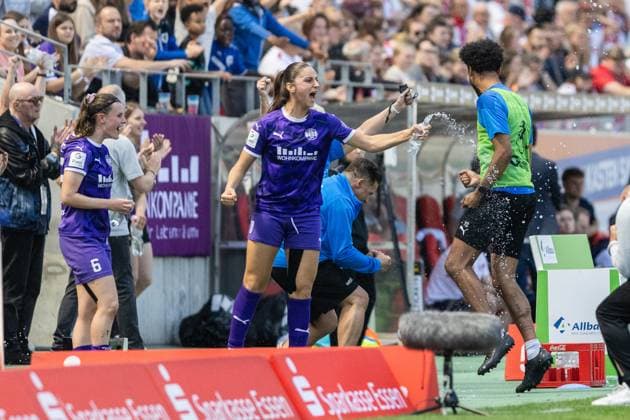 SGS Essen vs. 1. FC Köln; Essen, 11.05.2024 Laureta Elmazi (SGS Essen, 11) feiert den Sieg Google Pixel Frauen-Bundesliga 21. Spieltag: SGS Essen vs. 1. FC Köln, Stadion an der Hafenstraße am 11.05.2024. DFB DFL REGULATIONS PROHIBIT ANY USE OF PHOTOGRAPHS AS IMAGE SEQUENCES AND OR QUASI-VIDEO. Copyright: xBEAUTUFULxSports Richterx