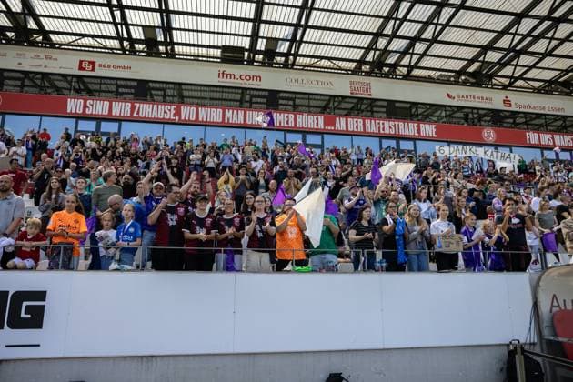 SGS Essen vs. 1. FC Köln; Essen, 11.05.2024 Die Fans der SGS Essen feiern den Sieg Google Pixel Frauen-Bundesliga 21. Spieltag: SGS Essen vs. 1. FC Köln, Stadion an der Hafenstraße am 11.05.2024. DFB DFL REGULATIONS PROHIBIT ANY USE OF PHOTOGRAPHS AS IMAGE SEQUENCES AND OR QUASI-VIDEO. Copyright: xBEAUTUFULxSports Richterx