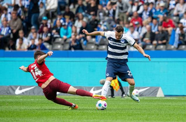 Fussball, Herren, Saison 2023 2024, 2. Bundesliga (33. Spieltag), Hertha BSC - 1. FC Kaiserslautern, v.l. Nikola Soldo (Kaiserslautern), Haris Tabakovic (Hertha BSC), 11.05. 2024,
