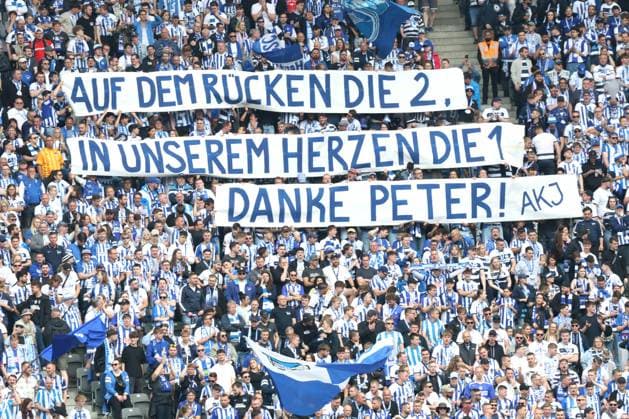 DEU, DFL, 2. FBL, Hertha BSC vs. 1.FC Kaiserslautern, 11.05.2024, Berliner Olympiastadion, Berlin, DEU, DFL, 2. FBL, Hertha BSC vs. 1.FC Kaiserslautern, im Bild Hertha-BSC Fans, Peter Pekarik (Hertha BSC Berlin 2)-Spruchband DFL - regulations prohibit any use of Photographs as image sequences and or quasi-video Foto: Juergen Engler nordphoto GmbH