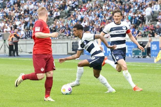 DEU, DFL, 2. FBL, Hertha BSC vs. 1.FC Kaiserslautern, 11.05.2024, Berliner Olympiastadion, Berlin, DEU, DFL, 2. FBL, Hertha BSC vs. 1.FC Kaiserslautern, im Bild Fabian Reese (Hertha BSC Berlin 11), Jeremy Dudziak (Hertha BSC Berlin 19), Jean Zimmer (1.FC Kaiserslautern 8) DFL - regulations prohibit any use of Photographs as image sequences and or quasi-video Foto: Juergen Engler nordphoto GmbH *** DEU, DFL, 2 FBL, Hertha BSC vs 1 FC Kaiserslautern, 11 05 2024, Berliner Olympiastadion, Berlin, DEU, DFL, 2 FBL, Hertha BSC vs 1 FC Kaiserslautern, in the picture Fabian Reese Hertha BSC Berlin 11 , Jeremy Dudziak Hertha BSC Berlin 19 , Jean Zimmer 1 FC Kaiserslautern 8 DFL regulations prohibit any use of Photographs as image sequences and or quasi video Foto Juergen Engler nordphoto GmbH nordphotoxGmbHx xEngler nph00076