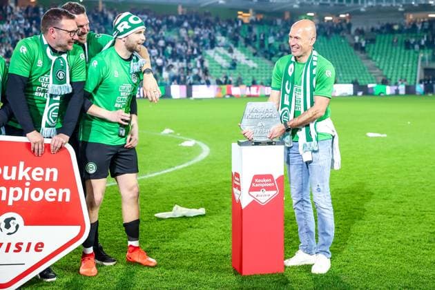 2024-05-10 FC Groningen v Roda JC - Dutch Keuken Kampioen Divisie GRONINGEN, NETHERLANDS - MAY 10: Arjen Robben (former player) of FC Groningen with promotion trophy of the Dutch Keukenkampioen Divisie prior the Dutch Keuken Kampioen Divisie match between FC Groningen and Roda JC at Euroborg on May 10, 2024 in Groningen, Netherlands. (Photo by Pieter van der Woude BSR Agency) Groningen Netherlands Content not available for redistribution in The Netherlands directly or indirectly through any third parties. Copyright: xBSRxAgencyx