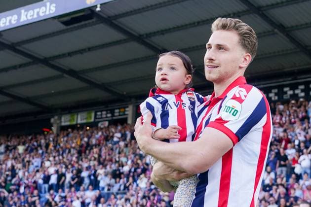 2024-05-10 Willem II v Telstar - Dutch Keuken Kampioen Divisie TILBURG, NETHERLANDS - MAY 10: Matthias Verreth of Willem II walking with child on his arm onto the pitch during the Dutch Keuken Kampioen Divisie match between Willem II and Telstar at Koning Willem II Stadion on May 10, 2024 in Tilburg, Netherlands. (Photo by Joris Verwijst BSR Agency) Tilburg Netherlands Content not available for redistribution in The Netherlands directly or indirectly through any third parties. Copyright: xBSRxAgencyx