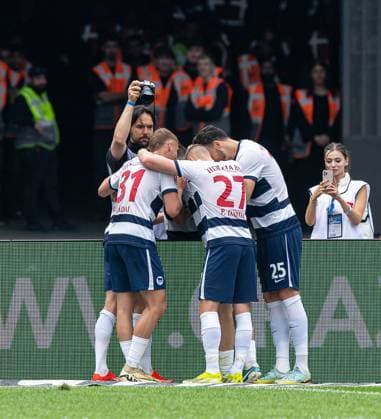 Fussball, Herren, Saison 2023 2024, 2. Bundesliga (33. Spieltag), Hertha BSC - 1. FC Kaiserslautern, v.l. Marton Dardai (Hertha BSC), Palko Dardai (Hertha BSC), Jeremy Dudziak (Hertha BSC), Haris Tabakovic (Hertha BSC), Jubel nach Tor zum 2:1, 11.05. 2024,