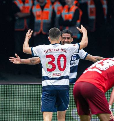 Fussball, Herren, Saison 2023 2024, 2. Bundesliga (33. Spieltag), Hertha BSC - 1. FC Kaiserslautern, v.l. Ibrahim Maza (Hertha BSC), Jeremy Dudziak (Hertha BSC), Jubel nach Tor zum 2:1, 11.05. 2024,