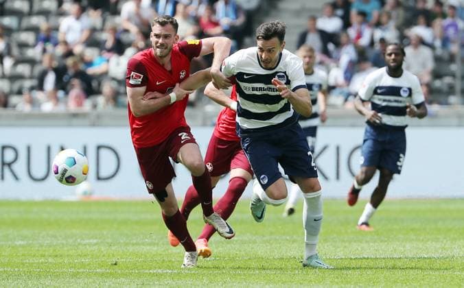 Boris Tomiak im Zweikampf mit Haris Tabakovic Fußball Fussball DFL 2.Bundesliga Herren 33.Spieltag Saison 2023 2024 11.05.2024 Hertha BSC Berlin vs. 1.FC Kaiserslautern FCK DFL regulations prohibit any use of photographs as image sequences and or quasi-video