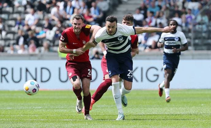 Boris Tomiak im Zweikampf mit Haris Tabakovic Fußball Fussball DFL 2.Bundesliga Herren 33.Spieltag Saison 2023 2024 11.05.2024 Hertha BSC Berlin vs. 1.FC Kaiserslautern FCK DFL regulations prohibit any use of photographs as image sequences and or quasi-video
