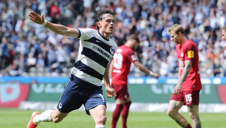Fabian Reese jubelt nach 3:1, dahinter Jan Elvedi, Tymoteusz Puchacz enttäuscht Freude Emotion Jubel Fußball Fussball DFL 2.Bundesliga Herren 33.Spieltag Saison 2023 2024 11.05.2024 Hertha BSC Berlin vs. 1.FC Kaiserslautern FCK DFL regulations prohibit any use of photographs as image sequences and or quasi-video