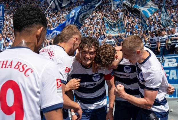 Fussball, Herren, Saison 2023 2024, 2. Bundesliga (33. Spieltag), Hertha BSC - 1. FC Kaiserslautern, v.l. Jeremy Dudziak (Hertha BSC), Marton Dardai (Hertha BSC), Fabian Reese (Hertha BSC), Linus Gechter (Hertha BSC), Palko Dardai (Hertha BSC), Jubel nach Tor zum 3:1, 11.05. 2024,