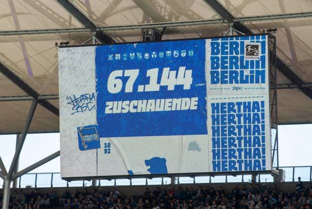 Fussball, Herren, Saison 2023 2024, 2. Bundesliga (33. Spieltag), Hertha BSC - 1. FC Kaiserslautern, Anzeigetafel mit Zuschauerzahl: 67144, 11.05. 2024,