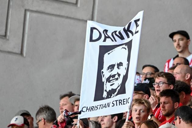 Sport Themen der Woche KW19 Sport Bilder des Tages 11.05.2024, , Germany, Europa-Park Stadion, SC Freiburg vs 1.FC Heidenheim - 1.Bundesliga, . Doppelhater Danke Christian Streich (Foto H. Langer) DFB DFL REGULATIONS PROHIBIT ANY USE OF PHOTOGRAPHS AS IMAGE SEQUENCES AND OR QUASI-VIDEO. Europa-Park Stadion Germany *** 11 05 2024, , Germany, Europa Park Stadion, SC Freiburg vs 1 FC Heidenheim 1 Bundesliga, Doppelhater Danke Christian Streich Foto H Langer DFB DFL REGULATIONS PROHIBIT ANY USE OF PHOTOGRAPHS AS IMAGE SEQUENCES AND OR QUASI VIDEO Europa Park Stadion Germany 541_SCFFCH20240511_014 Langer-541