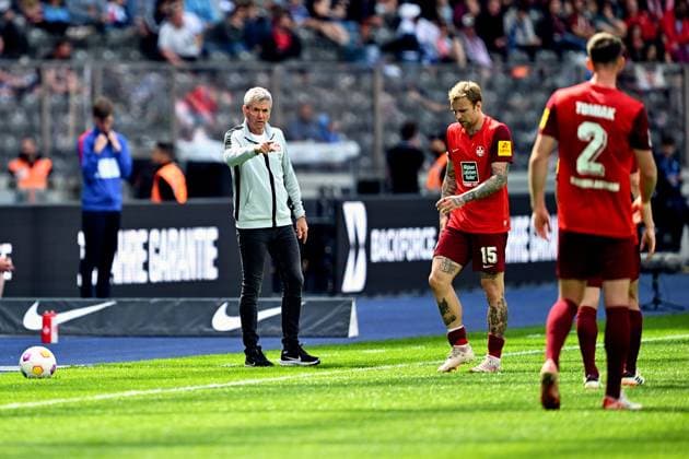 Friedhelm Funkel (1. FC Kaiserslautern, Cheftrainer) sauer ueber Tymoteusz Puchacz (1. FC Kaiserslautern, 15), GER, Hertha BSC vs. 1. FC Kaiserslautern, Fussball Herren, 2. Bundesliga, Saison 2023 2024, 33. Spieltag, 11.05.2024. (DFL REGULATIONS PROHIBIT ANY USE OF PHOTOGRAPHS AS IMAGE SEQUENCES AND OR QUASI - VIDEO). GER, Hertha BSC vs. 1. FC Kaiserslautern, Fussball Herren, 2. Bundesliga, Saison 2023 2024, 33. Spieltag, 11.05.2024. Berlin
