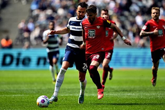 Haris Tabakovic (Hertha BSC, 25), Jan Elvedi (1. FC Kaiserslautern, 33), GER, Hertha BSC vs. 1. FC Kaiserslautern, Fussball Herren, 2. Bundesliga, Saison 2023 2024, 33. Spieltag, 11.05.2024. (DFL REGULATIONS PROHIBIT ANY USE OF PHOTOGRAPHS AS IMAGE SEQUENCES AND OR QUASI - VIDEO). GER, Hertha BSC vs. 1. FC Kaiserslautern, Fussball Herren, 2. Bundesliga, Saison 2023 2024, 33. Spieltag, 11.05.2024. Berlin