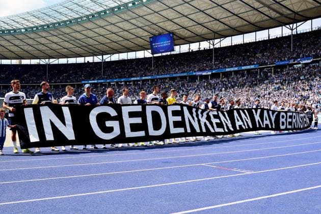 Sport Bilder des Tages Hertha BSC jubelt ueber Sieg, in Gedenken an Kay Bernstein, GER, Hertha BSC vs. 1. FC Kaiserslautern, Fussball Herren, 2. Bundesliga, Saison 2023 2024, 33. Spieltag, 11.05.2024. (DFL REGULATIONS PROHIBIT ANY USE OF PHOTOGRAPHS AS IMAGE SEQUENCES AND OR QUASI - VIDEO). GER, Hertha BSC vs. 1. FC Kaiserslautern, Fussball Herren, 2. Bundesliga, Saison 2023 2024, 33. Spieltag, 11.05.2024. Berlin