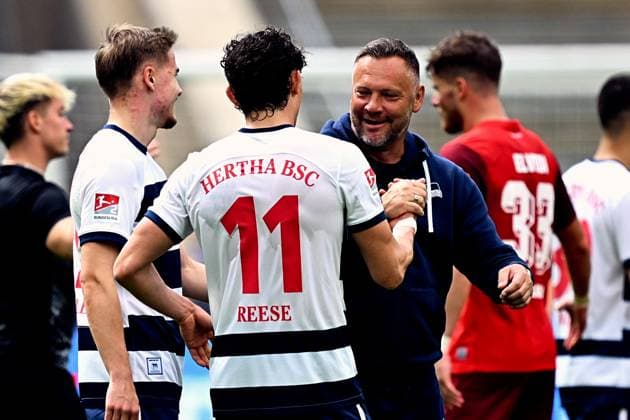 Pal Dardai (Hertha BSC, Trainer) gratuliert Fabian Reese (Hertha BSC, 11), GER, Hertha BSC vs. 1. FC Kaiserslautern, Fussball Herren, 2. Bundesliga, Saison 2023 2024, 33. Spieltag, 11.05.2024. (DFL REGULATIONS PROHIBIT ANY USE OF PHOTOGRAPHS AS IMAGE SEQUENCES AND OR QUASI - VIDEO). GER, Hertha BSC vs. 1. FC Kaiserslautern, Fussball Herren, 2. Bundesliga, Saison 2023 2024, 33. Spieltag, 11.05.2024. Berlin