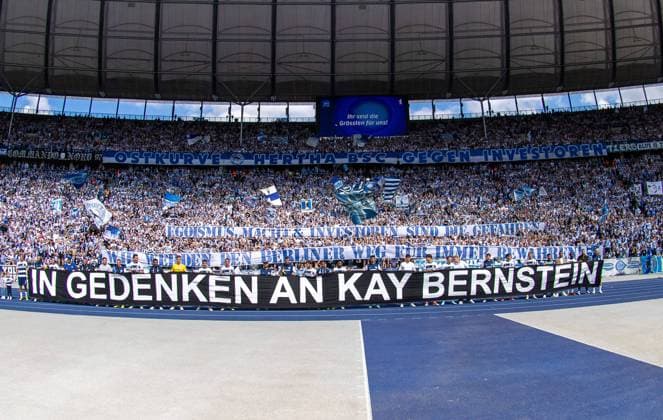 Fussball, Herren, Saison 2023 2024, 2. Bundesliga (33. Spieltag), Hertha BSC - 1. FC Kaiserslautern, Fans und Spieler von Hertha gedenken nach Abpfiff dem verstorbenen Präsidenten Kay Bernstein, 11.05. 2024,