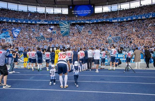 Fussball, Herren, Saison 2023 2024, 2. Bundesliga (33. Spieltag), Hertha BSC - 1. FC Kaiserslautern, Fans und Spieler von Hertha jubeln nach Abpfiff, 11.05. 2024,