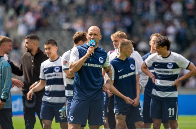 Fussball, Herren, Saison 2023 2024, 2. Bundesliga (33. Spieltag), Hertha BSC - 1. FC Kaiserslautern, Toni Leistner (Hertha BSC) spricht nach Abpfiff zu den Fans im Stadion, 11.05. 2024,
