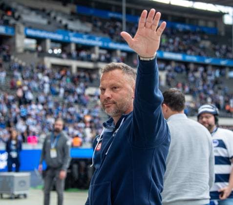 Fussball, Herren, Saison 2023 2024, 2. Bundesliga (33. Spieltag), Hertha BSC - 1. FC Kaiserslautern, Trainer Pal Dardai (Hertha BSC) wird nach Abpfiff von den Fans gefeiert, 11.05. 2024,