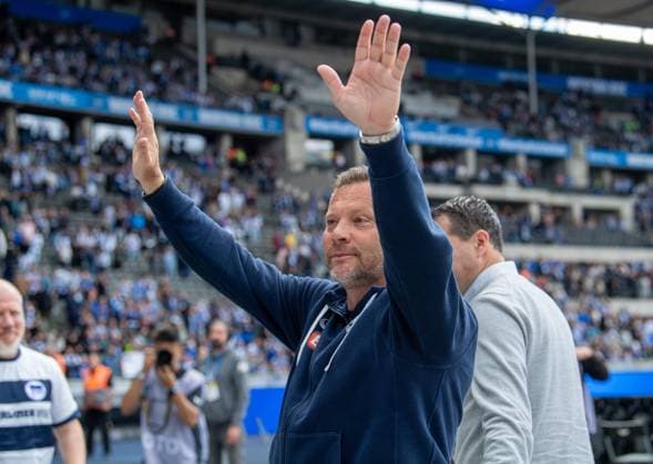 Fussball, Herren, Saison 2023 2024, 2. Bundesliga (33. Spieltag), Hertha BSC - 1. FC Kaiserslautern, Trainer Pal Dardai (Hertha BSC) wird nach Abpfiff von den Fans gefeiert, 11.05. 2024,