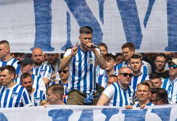 Fussball, Herren, Saison 2023 2024, 2. Bundesliga (33. Spieltag), Hertha BSC - 1. FC Kaiserslautern, Capo Kreisel spricht zur Mannschaft, 11.05. 2024,