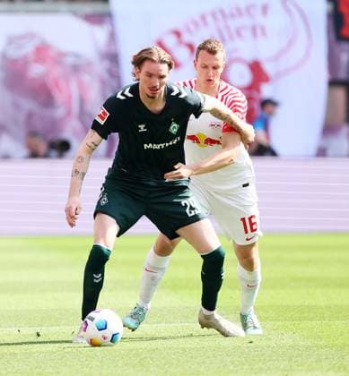 RB Leipzig Ð Bremen Bundesliga Leipzig, 11.05.2024, Red Bull Arena, Fussball, 1.Bundesliga , 33.Spieltag , RB Leipzig vs. SV Werder Bremen , Im Bild von vorn: Nick Woltemade (29, Bremen), Lukas Klostermann (16, RB Leipzig). , Nur zur redaktionellen Nutzung. Only editorial use. , DFB DFL regulations prohibit any use of photographs as image sequences and or quasi-video. ,