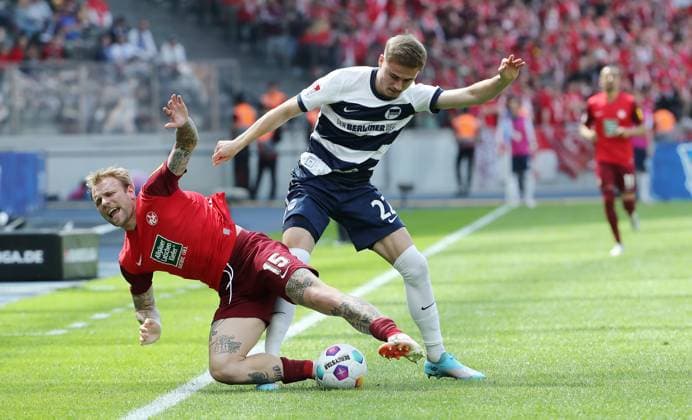 Tymoteusz Puchacz im Zweikampf mit Marten Winkler Fußball Fussball DFL 2.Bundesliga Herren 33.Spieltag Saison 2023 2024 11.05.2024 Hertha BSC Berlin vs. 1.FC Kaiserslautern FCK DFL regulations prohibit any use of photographs as image sequences and or quasi-video