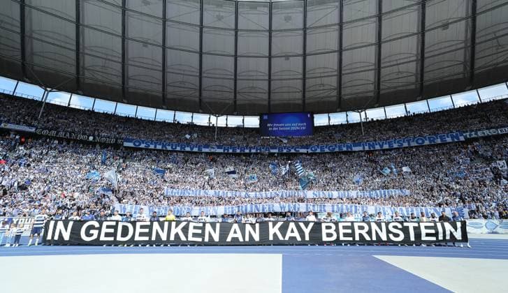 Sport Bilder des Tages Plakat, Transparent der Herthaspieler: in Gedenken an Kay Bernstein Fußball Fussball DFL 2.Bundesliga Herren 33.Spieltag Saison 2023 2024 11.05.2024 Hertha BSC Berlin vs. 1.FC Kaiserslautern FCK DFL regulations prohibit any use of photographs as image sequences and or quasi-video