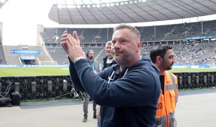 Trainer Pal Dardai zu den Fans klatschend nach Spielende Fußball Fussball DFL 2.Bundesliga Herren 33.Spieltag Saison 2023 2024 11.05.2024 Hertha BSC Berlin vs. 1.FC Kaiserslautern FCK DFL regulations prohibit any use of photographs as image sequences and or quasi-video