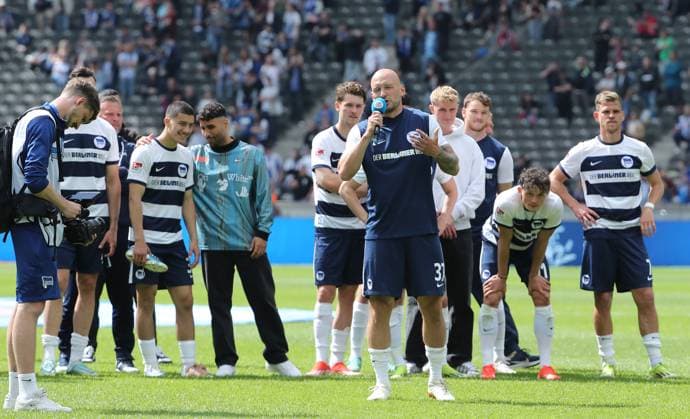 Toni Leistner redet zu den Fans, Herthaner feiern Sieg nach Spielende Freude Emotion Jubel Fußball Fussball DFL 2.Bundesliga Herren 33.Spieltag Saison 2023 2024 11.05.2024 Hertha BSC Berlin vs. 1.FC Kaiserslautern FCK DFL regulations prohibit any use of photographs as image sequences and or quasi-video