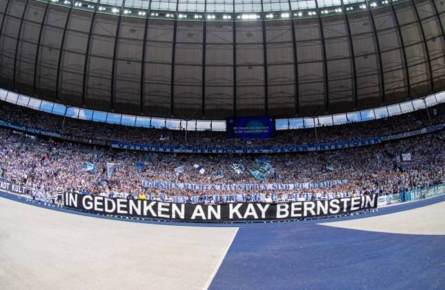 Fussball, Herren, Saison 2023 2024, 2. Bundesliga (33. Spieltag), Hertha BSC - 1. FC Kaiserslautern, Fans und Spieler von Hertha gedenken nach Abpfiff dem verstorbenen Präsidenten Kay Bernstein, 11.05. 2024,