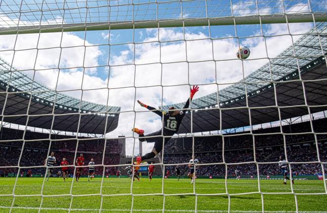 Fussball, Herren, Saison 2023 2024, 2. Bundesliga (33. Spieltag), Hertha BSC - 1. FC Kaiserslautern, Fabian Reese (Hertha BSC) erzielt das Tor zum 3:1 gegen Torhüter Julian Krahl (Kaiserslautern), 11.05. 2024,