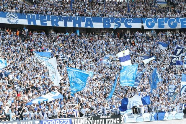 DEU, DFL, 2. FBL, Hertha BSC vs. 1.FC Kaiserslautern, 11.05.2024, Berliner Olympiastadion, Berlin, DEU, DFL, 2. FBL, Hertha BSC vs. 1.FC Kaiserslautern, im Bild Hertha-BSC Fans, Fahnen DFL - regulations prohibit any use of Photographs as image sequences and or quasi-video Foto: Juergen Engler nordphoto GmbH