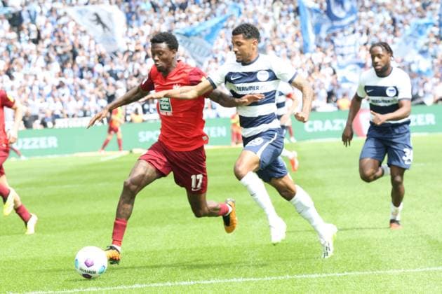 DEU, DFL, 2. FBL, Hertha BSC vs. 1.FC Kaiserslautern, 11.05.2024, Berliner Olympiastadion, Berlin, DEU, DFL, 2. FBL, Hertha BSC vs. 1.FC Kaiserslautern, im Bild Jeremy Dudziak (Hertha BSC Berlin 19), Aaron Opoku (1.FC Kaiserslautern 17) DFL - regulations prohibit any use of Photographs as image sequences and or quasi-video Foto: Juergen Engler nordphoto GmbH